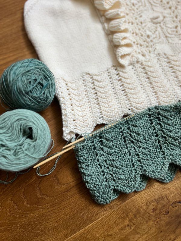 Knitted samples combining natural yarns
